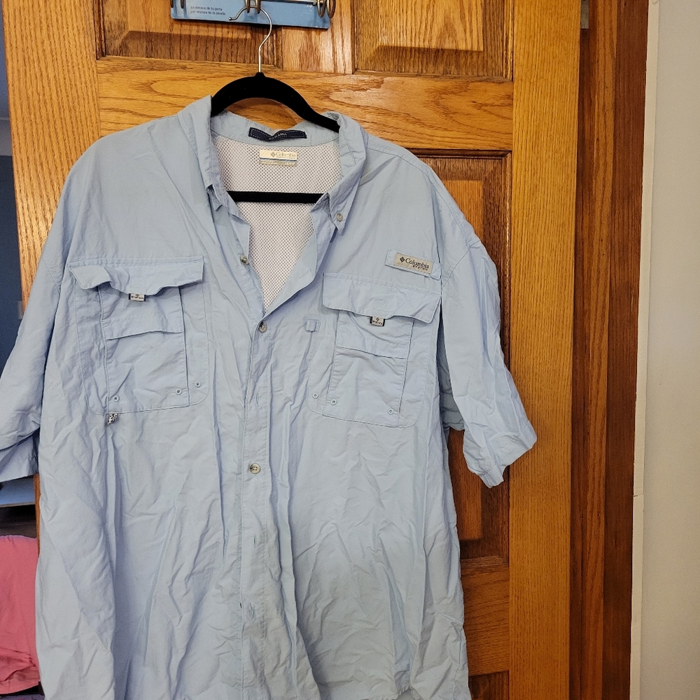 Mens Columbia fishing shirt.